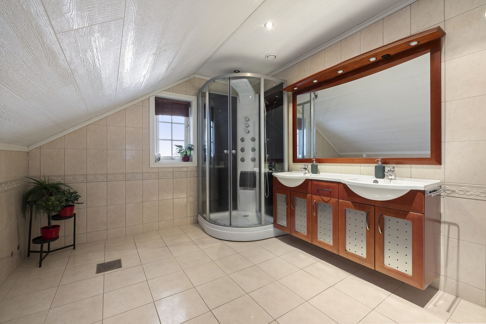 Innredningen har heldekkende dobbel servant, og det er klargjort for badekar. Galleribilde