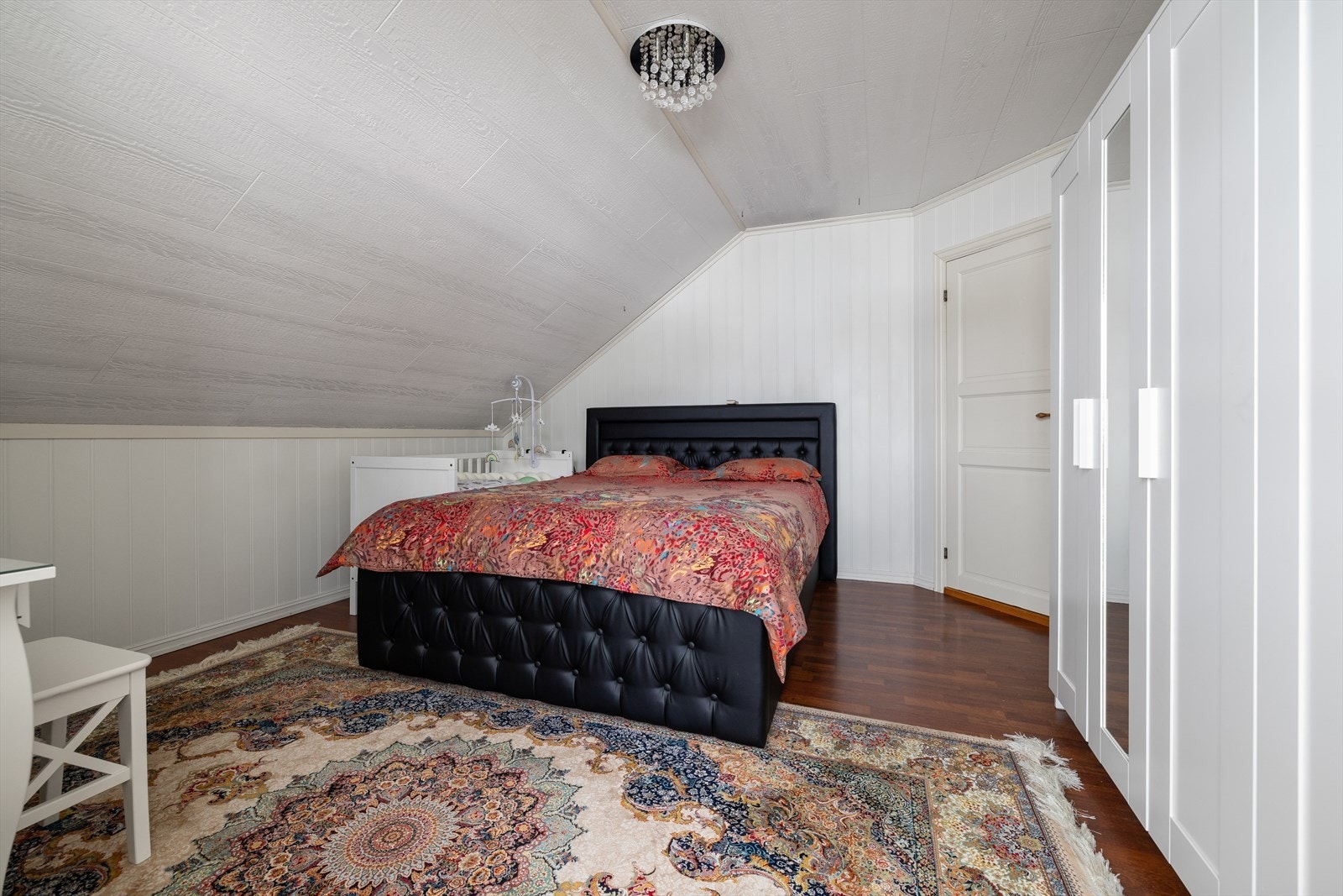 Hovedsoverommet er på ca. 16 m² og har god plass til dobbeltseng og garderobeløsning. Galleribilde