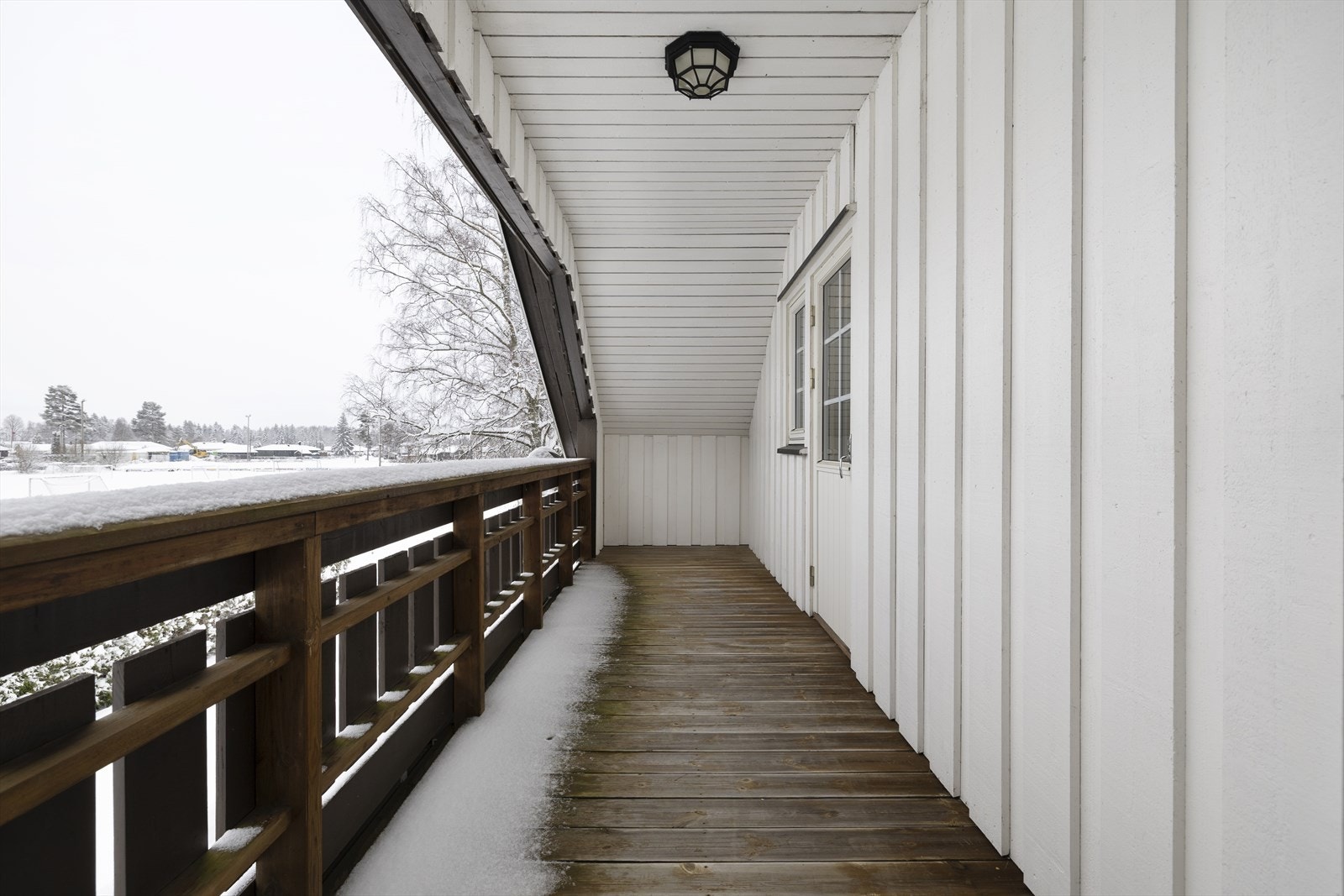 Deler av terrassen i første etasje har overbygg fra denne balkongen. Galleribilde