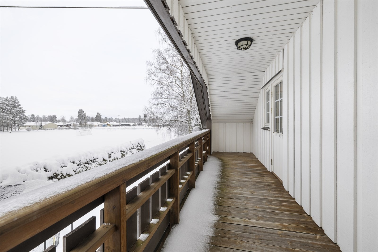 Balkongen i andre etasje gir en fin uteplass med oversikt over nærområdet. Galleribilde