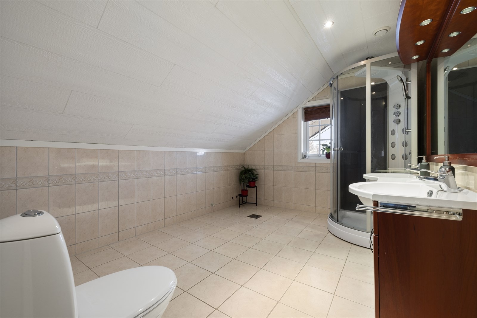 Badet på 9 m² er helfliset og har gulvvarme for økt komfort. Galleribilde