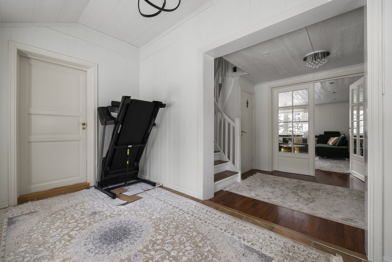 Den malte tretrappen binder de to etasjene elegant sammen. Galleribilde