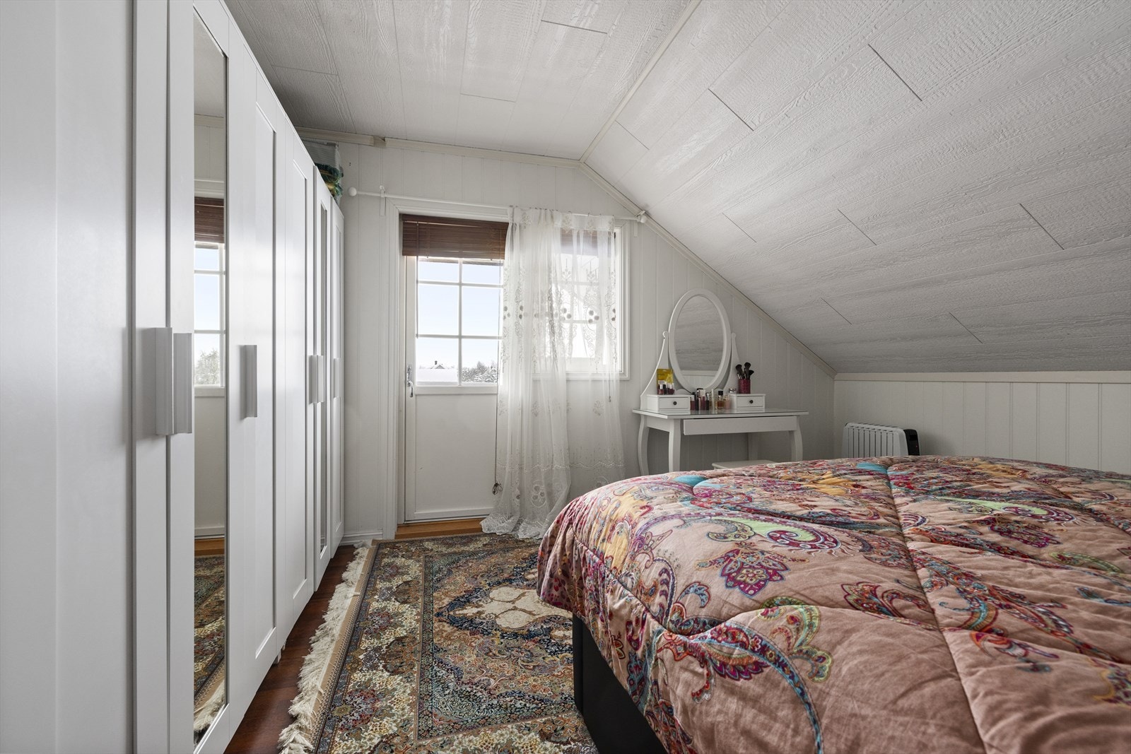 Fra dette soverommet er det utgang til en balkong på ca. 11 m². Galleribilde