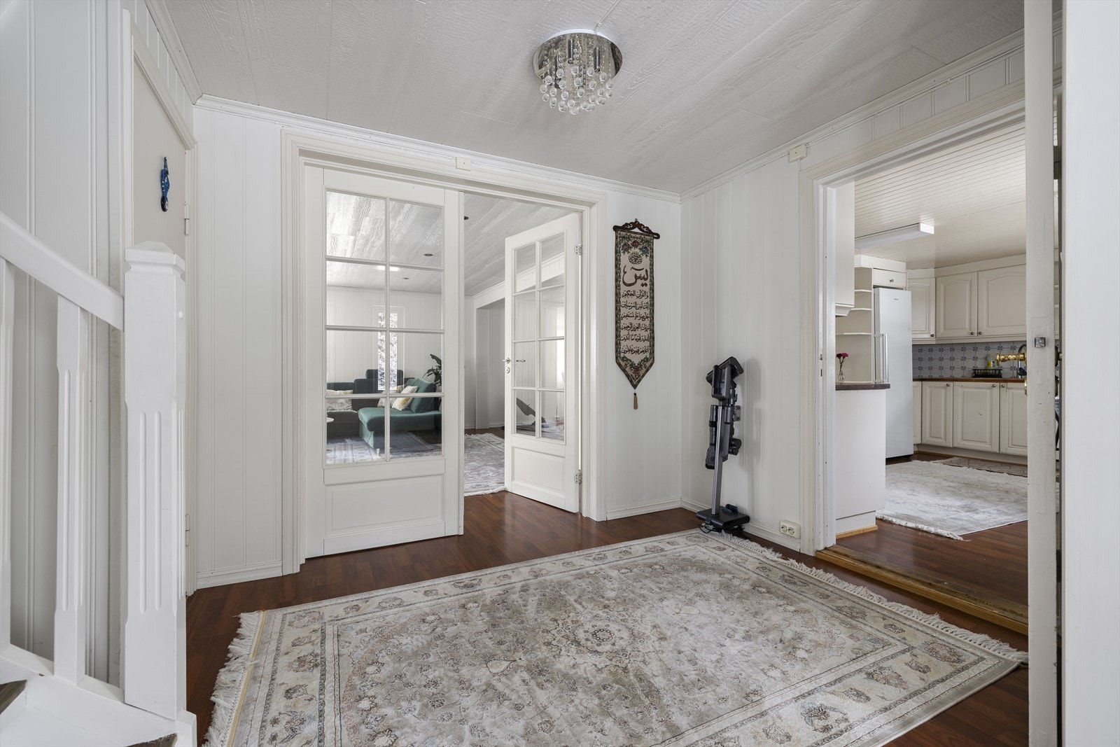 Herfra er det tilgang til både kjøkken og stuer, noe som gir en god flyt i etasjen. Galleribilde