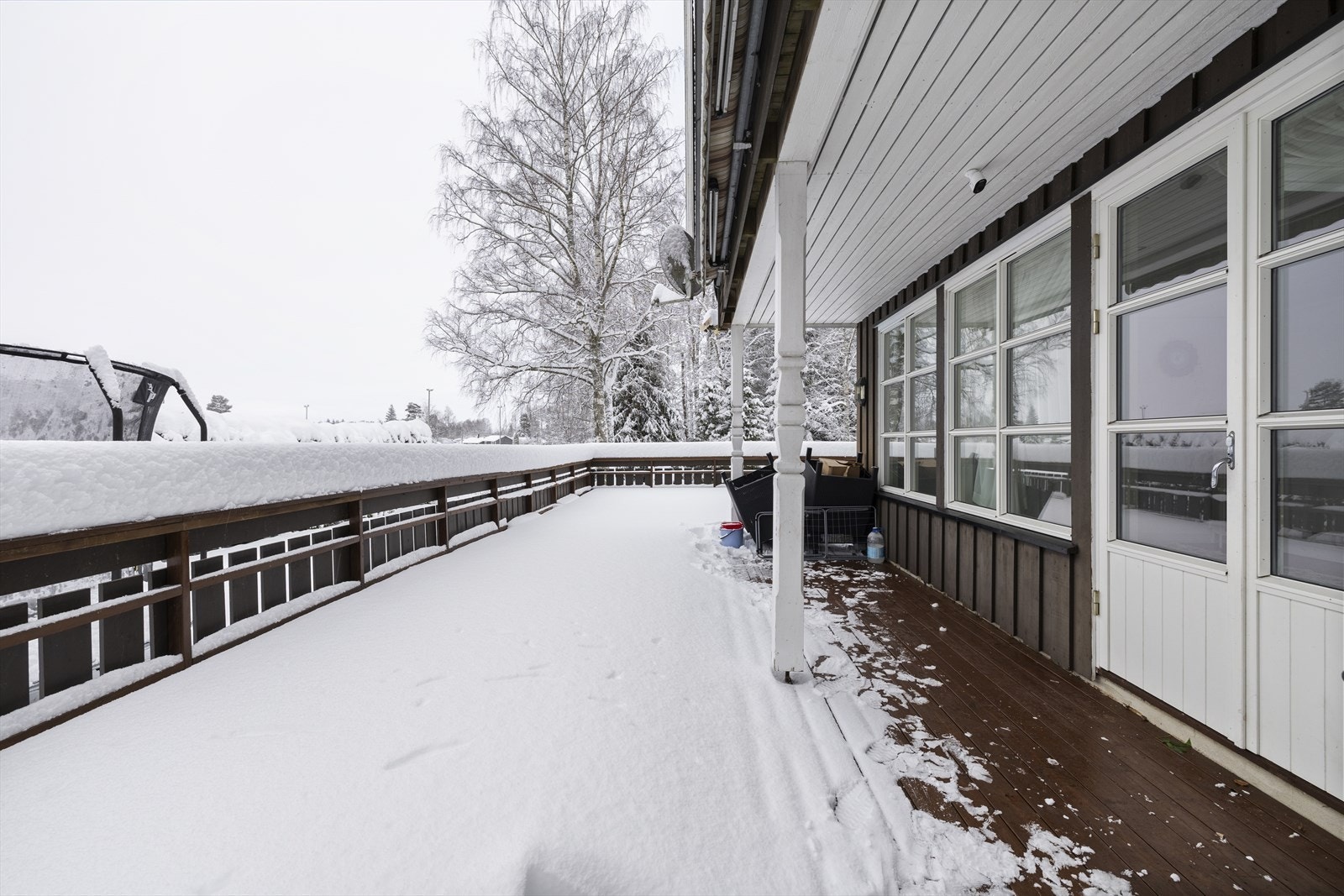 Den store terrassen i trekonstruksjon er en flott forlengelse av stuen. Galleribilde