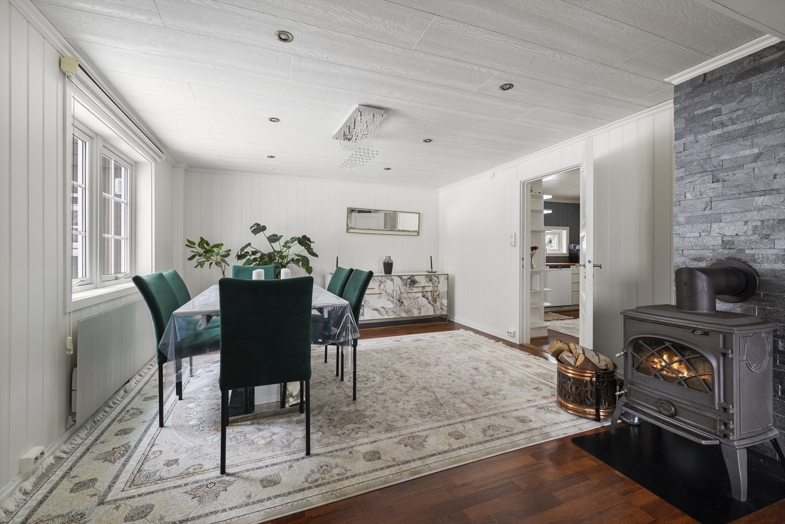 Spisestuen på 16 m² har god plass til langbord og en vedovn for ekstra varme. Galleribilde