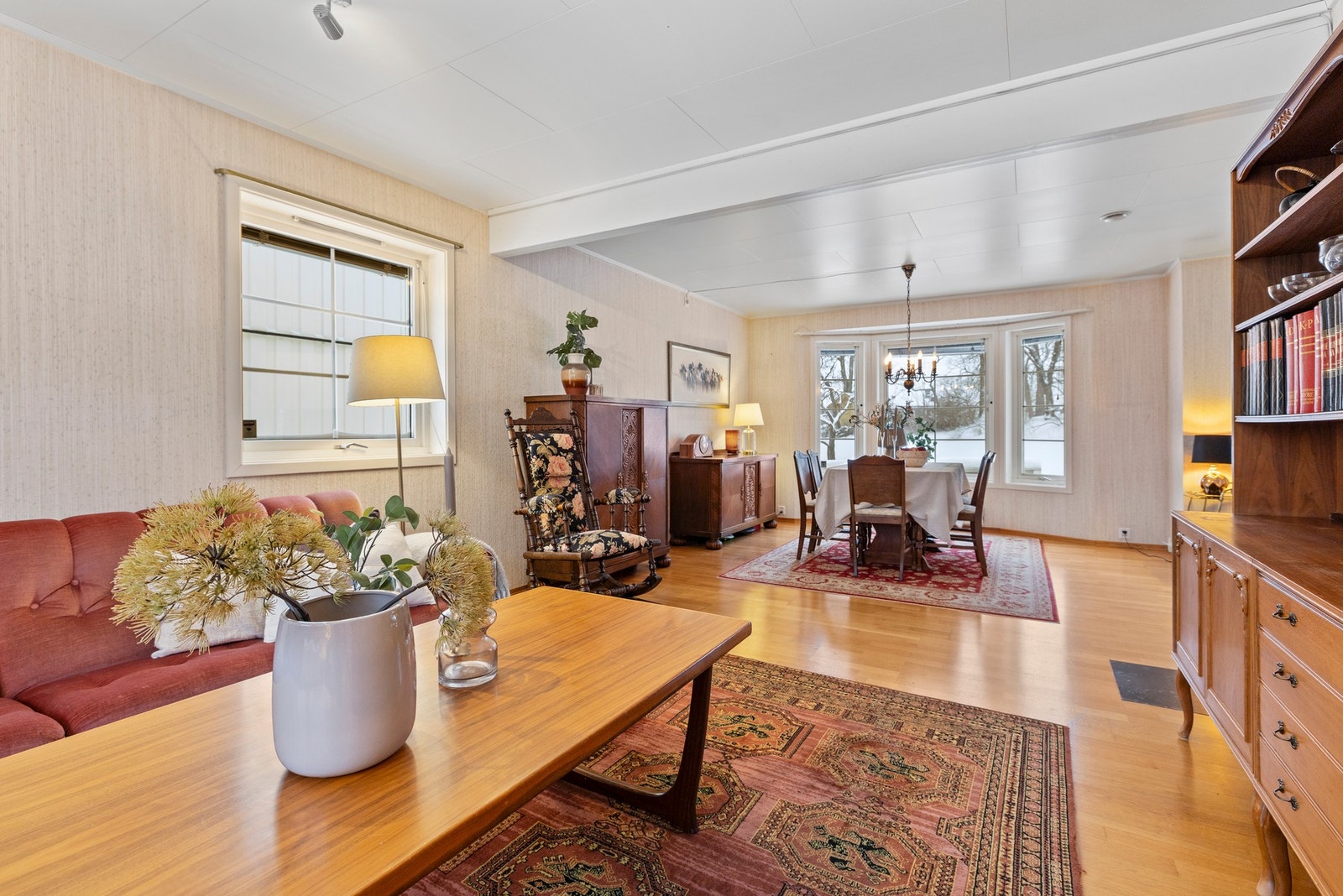 Her det det god plass til sofagruppe og spiseplass Galleribilde