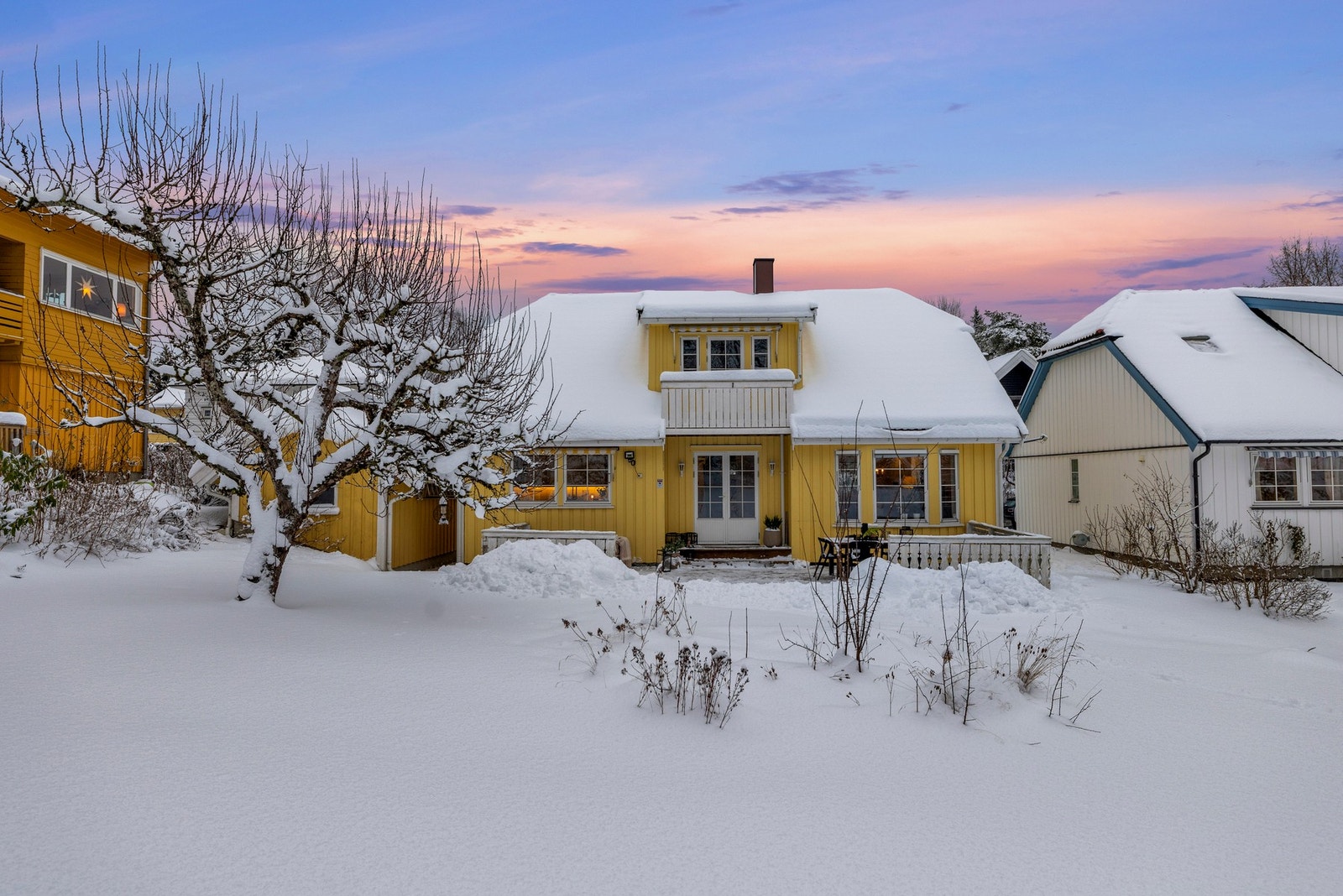 Hagen foran terrassen er stor og det er masser av boltreplass Galleribilde