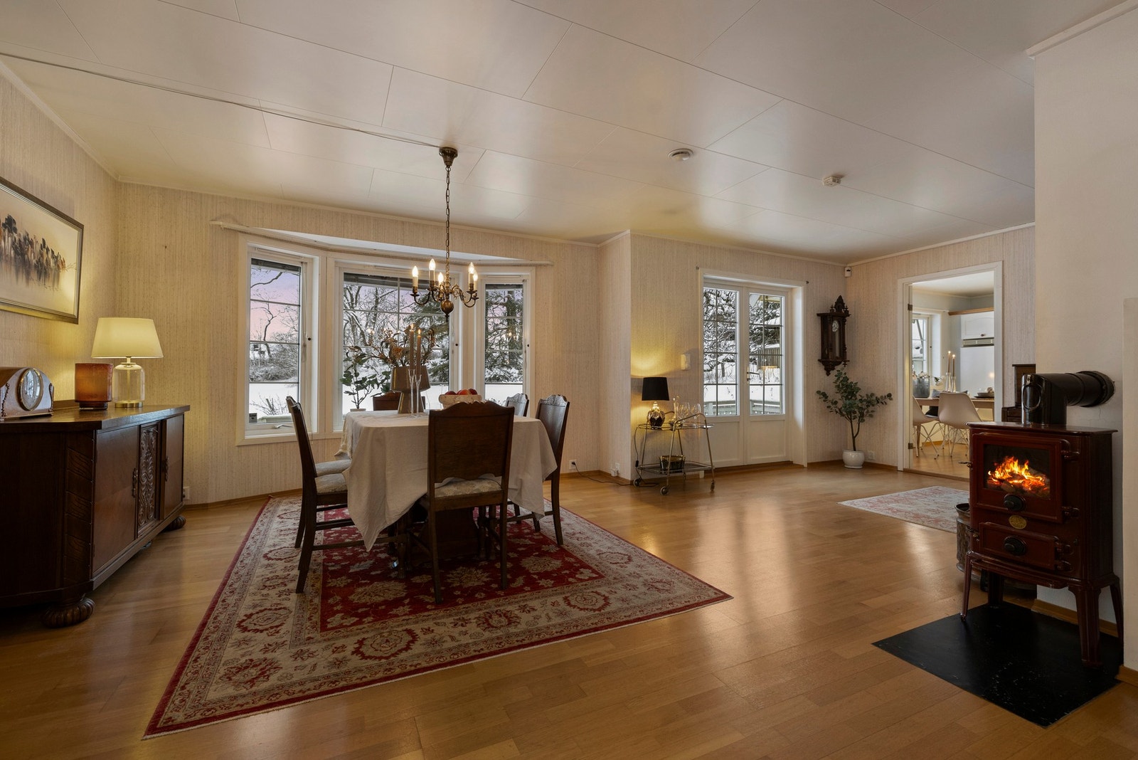 Store vinduer mot hagen gir fine lysforhold uten innsyn fra naboer Galleribilde