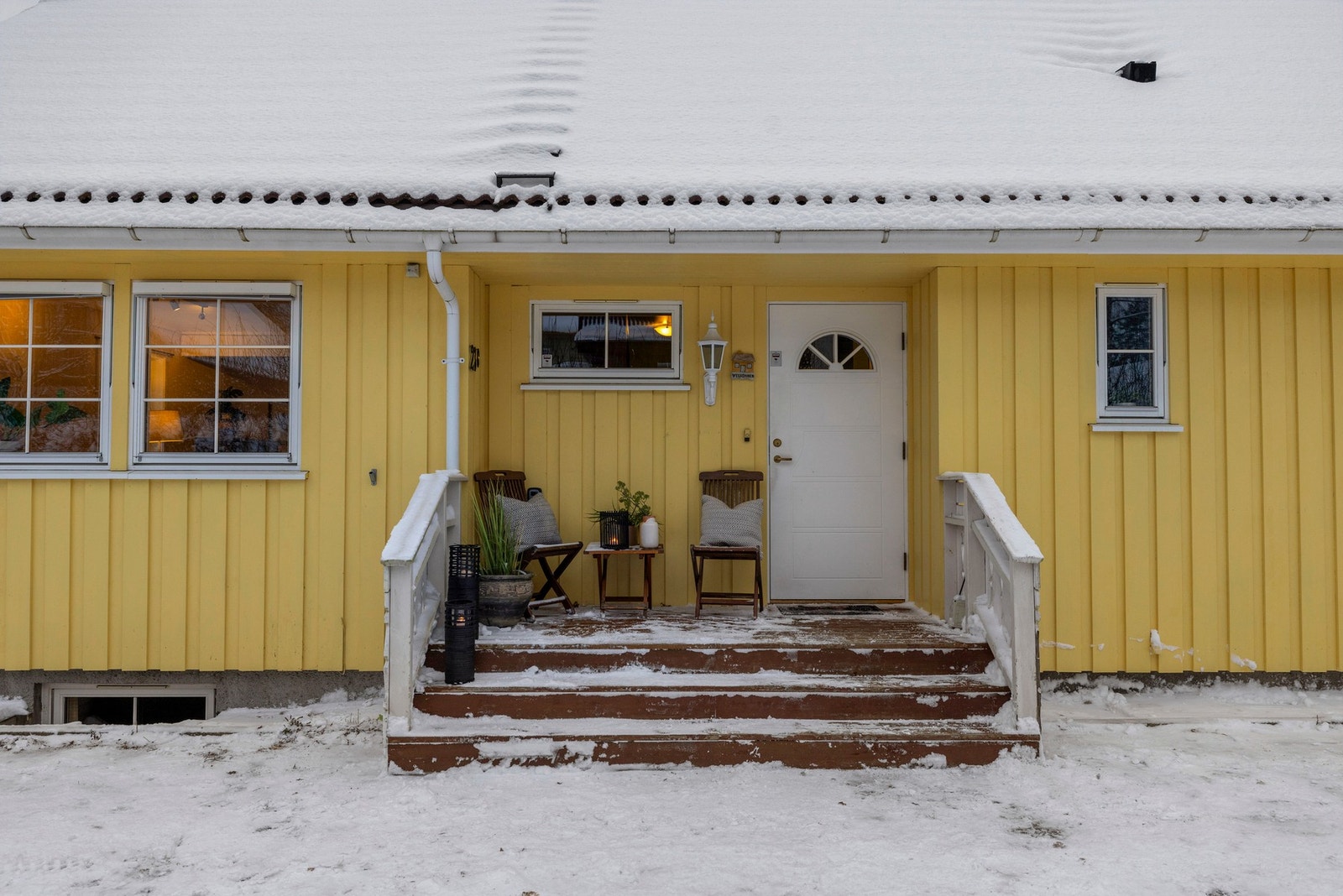Inngangspartiet er oppbygget og har plass til et kaffebord og et par stoler. Et fint sted å nyte morgensolen Galleribilde