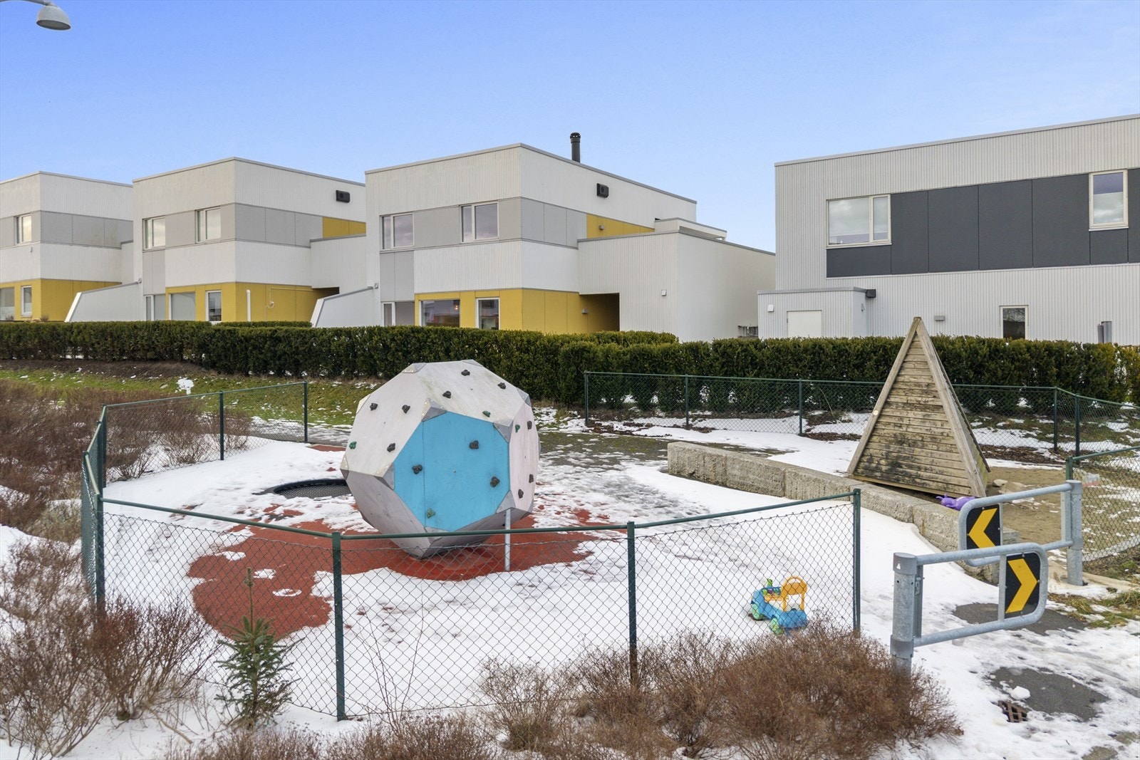 Området fremstår barnevennlig og man har gleden av flere lekeplasser like i nærheten. Galleribilde