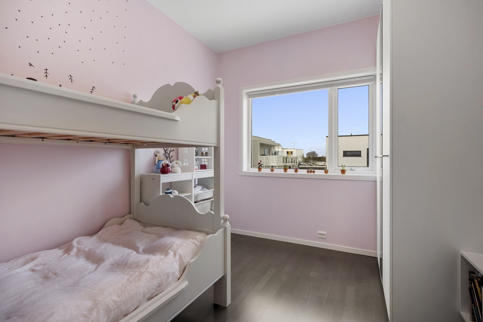 Alle soverommene fremstår med god størrelse. Galleribilde