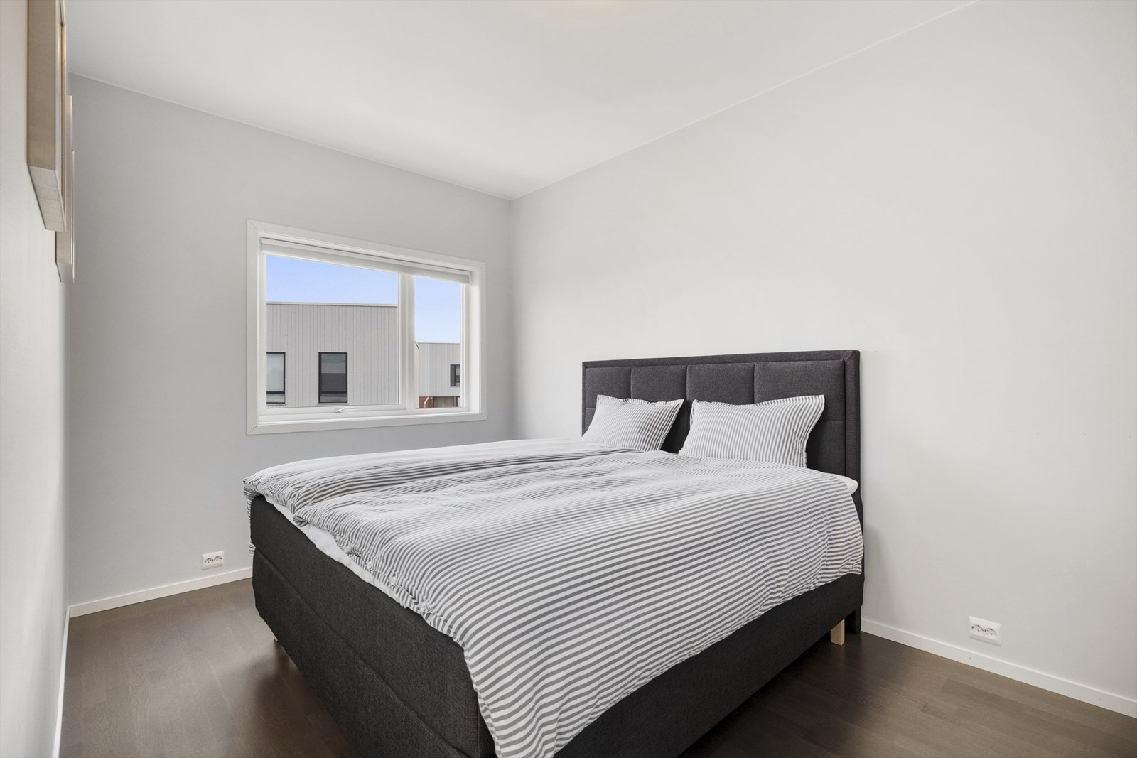 Romslig hovedsoverom med god plass til både dobbeltseng og annet soveromsmøblement. Galleribilde