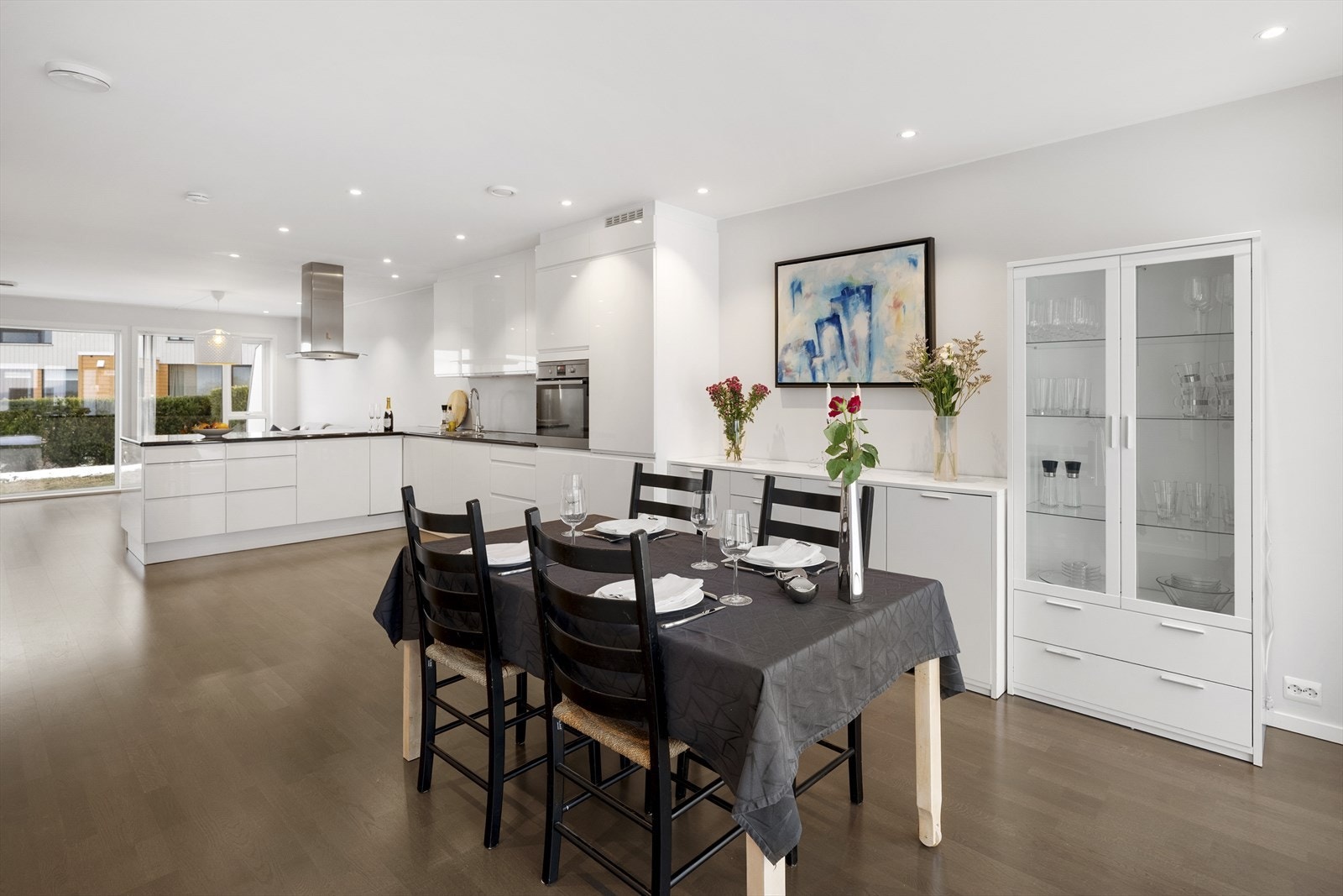 Med rikelig benke- og skapplass blir dette et naturlig samlingspunkt du vikrleig vil trives i. Galleribilde