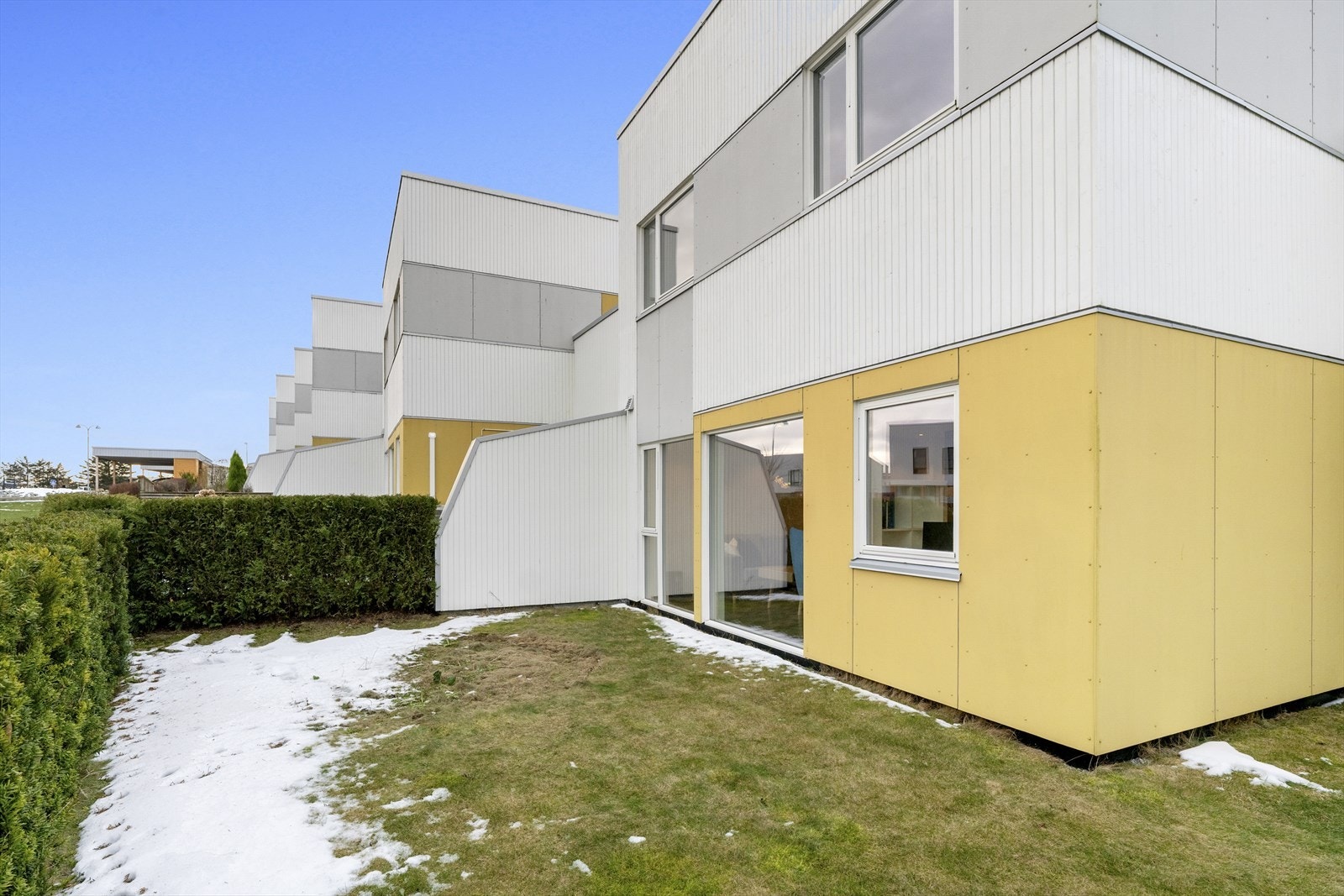 Uteområde både i forkant av boligen og i bakkant har gressplen, perfekt for å både lek og avslapping. Galleribilde