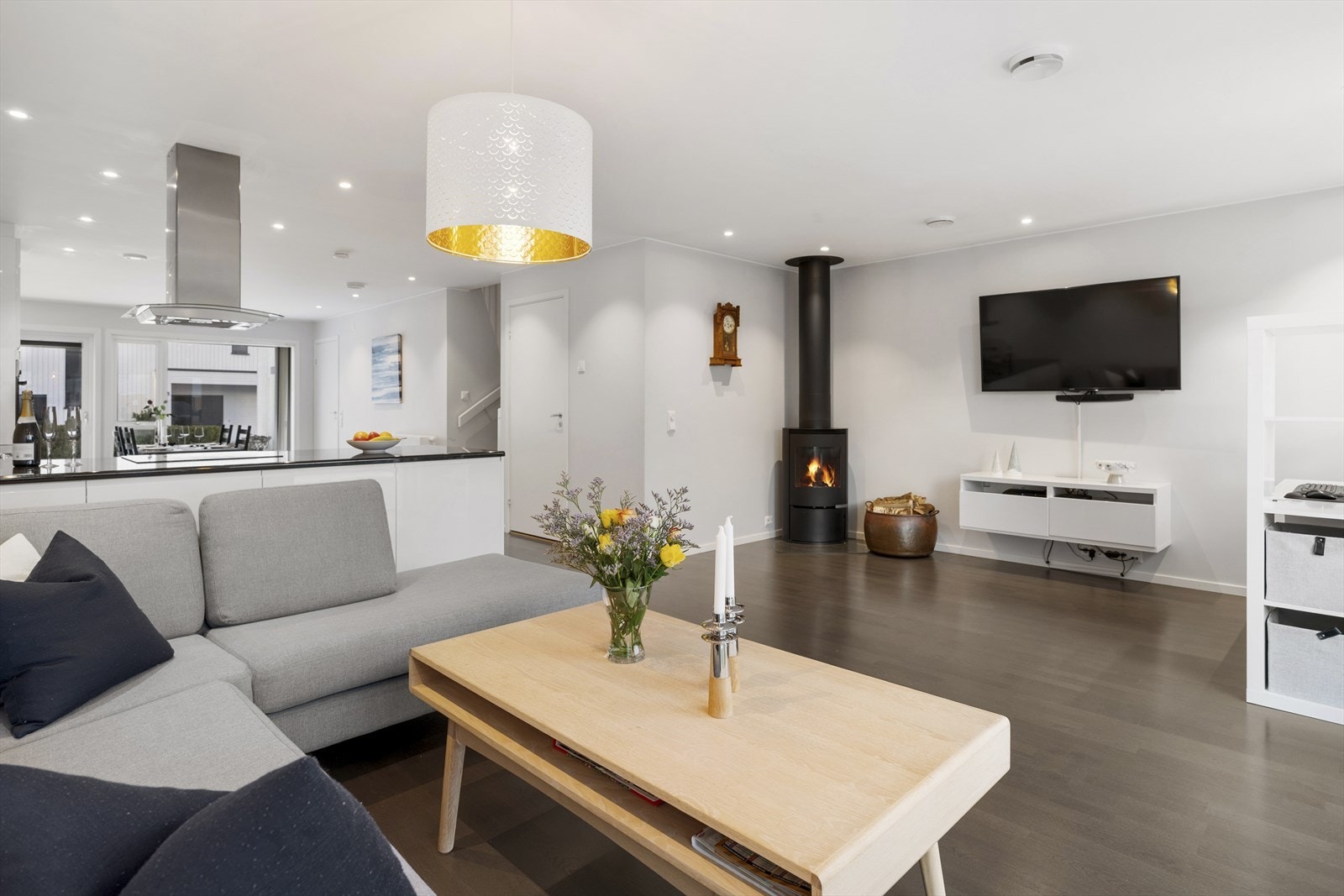 Listefrie overganger til himling samt spotter gir et moderne og helhetlig uttrykk. Galleribilde