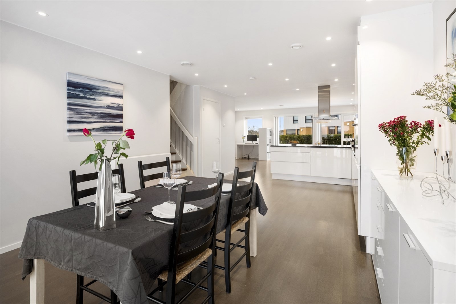 God plass til både spisegruppe og sofagruppe. Galleribilde