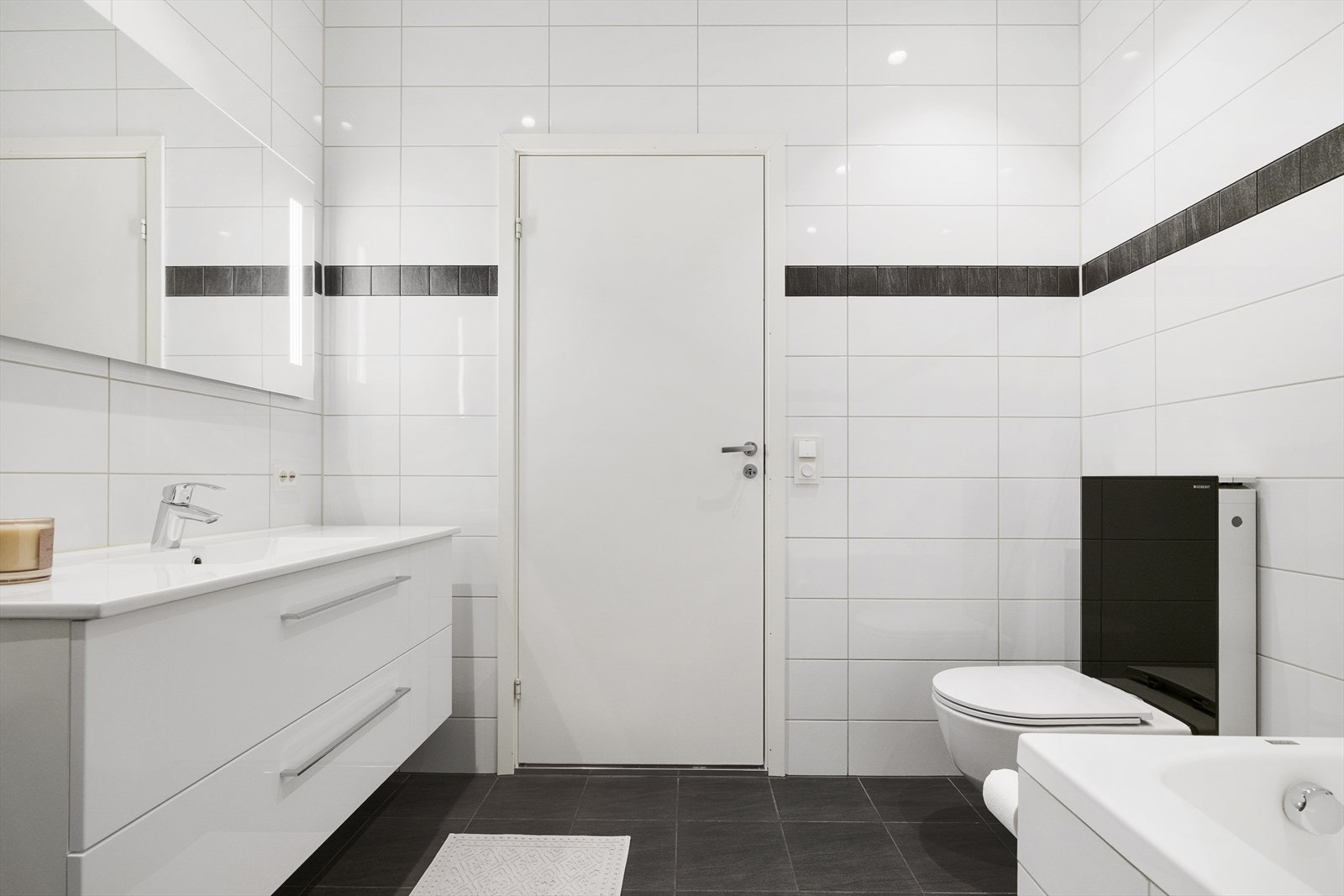 Andre etasje har også et delikat baderom som på samme måte som baderommet i første etasje er helfliset og har varme i gulvet. Galleribilde