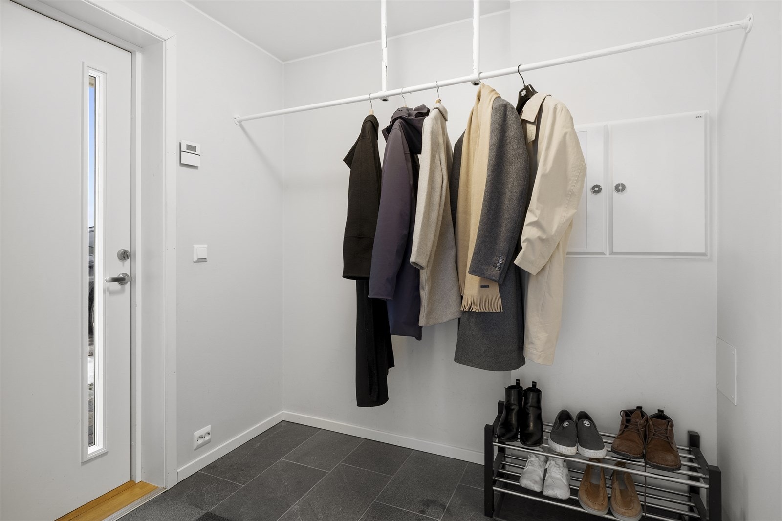 Når du trer inn i boligen blir du møtt av en lys og trivelig entré med romslig plass til både yttertøy og sko. Galleribilde