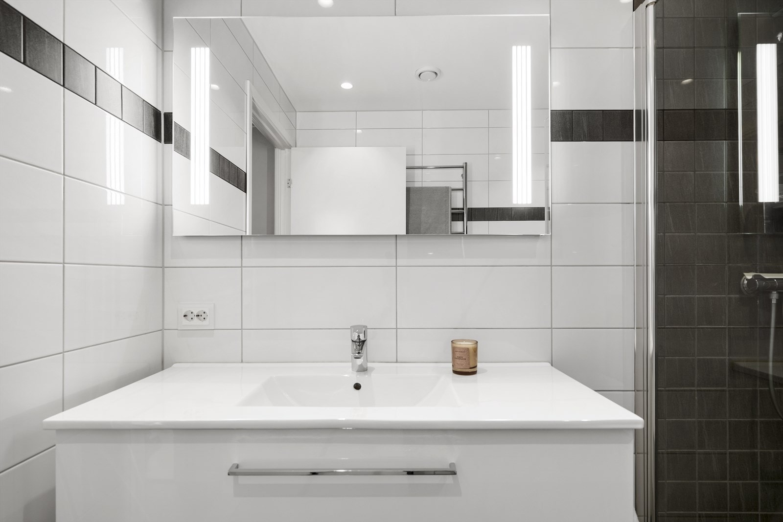 Rommet har varme i gulvet og delikate, helflisede overfalter som gir et stilrent og moderne uttrykk. Galleribilde