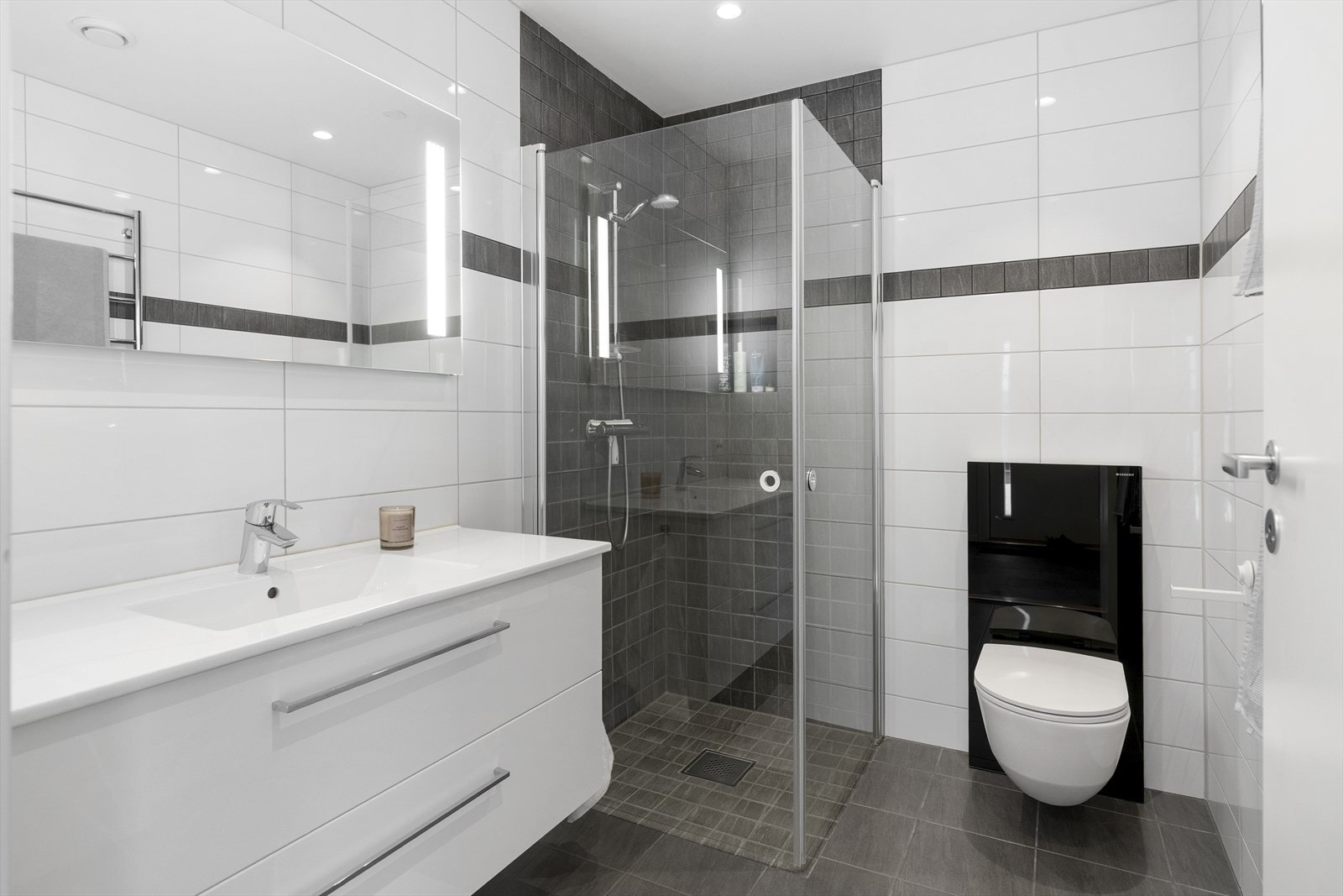 Like ved entréen finner du boligens baderom i denne etasjen. Galleribilde