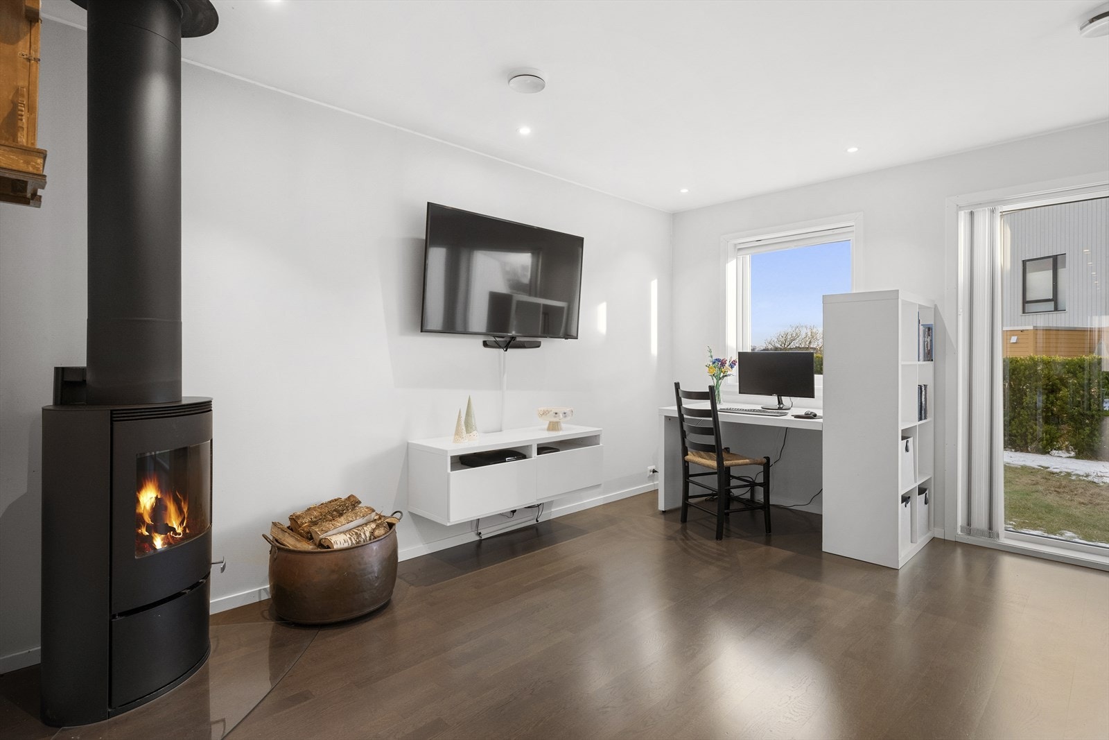 Man har også gleden av en peis som bidrar til både varme og hygge på kaldere dager. Galleribilde