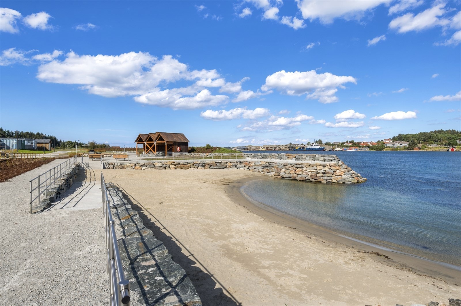 Tilrettelagt badestrand en liten gåtur fra boligen. Galleribilde
