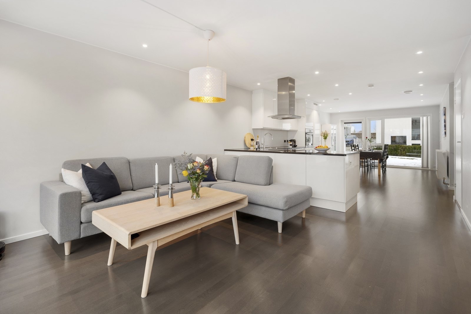 Boligen kombinerer moderne standard med rolige omgivelser og passer perfekt for deg som ønsker et
familievennlig hjem. Galleribilde