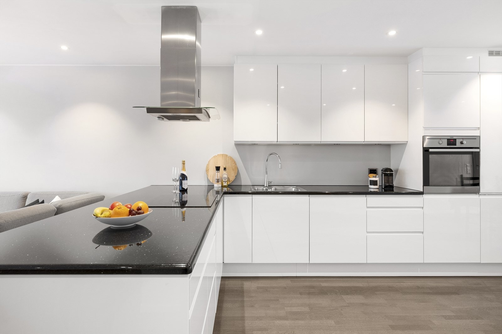 Den romslige utformingen gjør det både praktisk og trivelig å lage mat her. Galleribilde