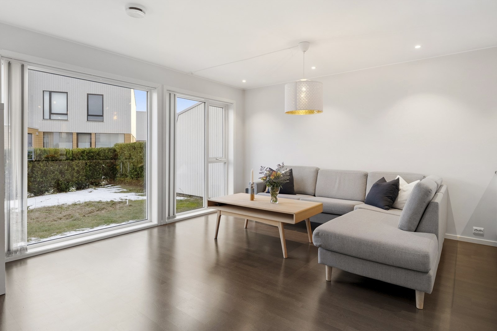 Her bor du i et attraktivt og barnevennlig område tett på sjøen, med kort vei til flott friluftsliv, badeplasser og turstier. Galleribilde