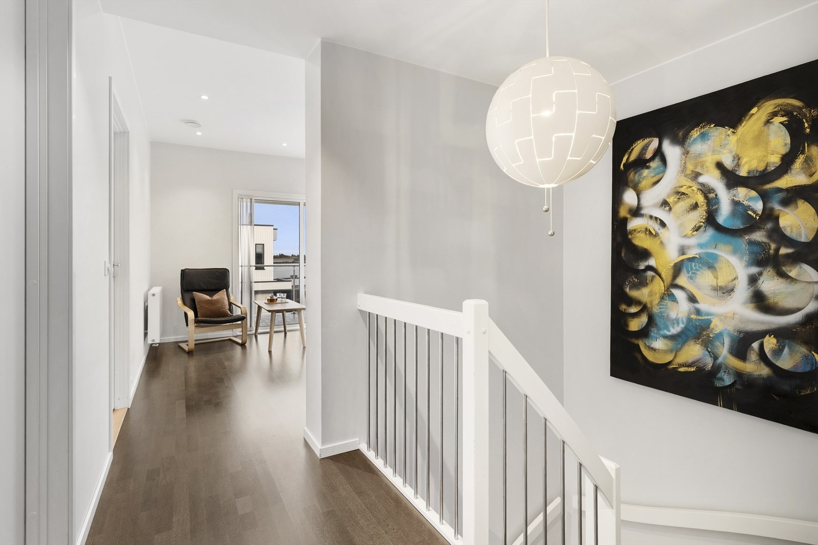 Boligen byr på en gjennomtenkt og familievennlig planløsning med tre soverom. Alle soverommene ligger i andre etasje sammen med en romslig stue nummer to og baderom. Galleribilde