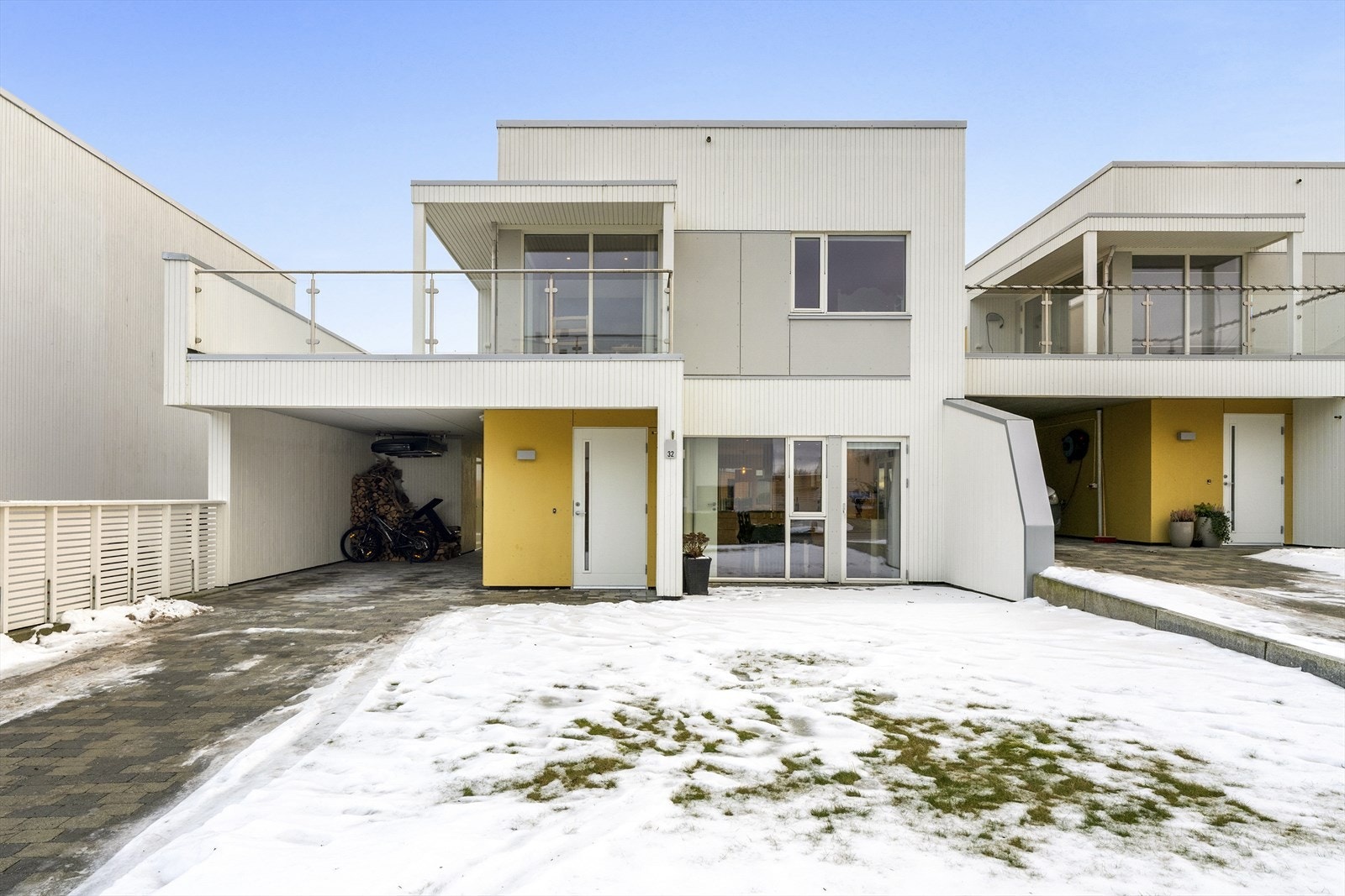 Gårdsrommet gir plass til parkering og man har praktisk tilgang til utvendig bod. Galleribilde