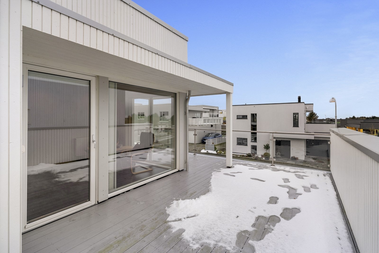 Fra stuen har man direkte utgang til en solrik og trivelig takterrasse. Galleribilde