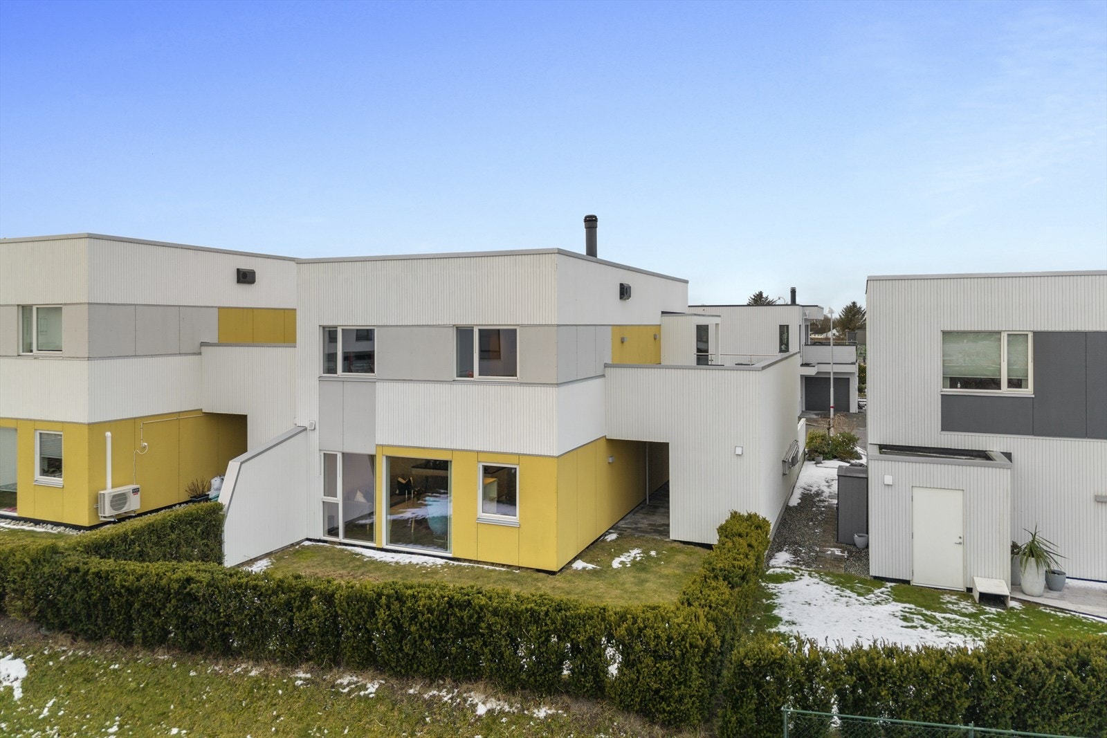 Eiendommen ligger i et nyere boligfelt, ca. 3 km fra Tananger sentrum. Her bor du i nydelige omgivelser med kort vei til flott friluftsliv, flyplass og Stavanger by. Galleribilde