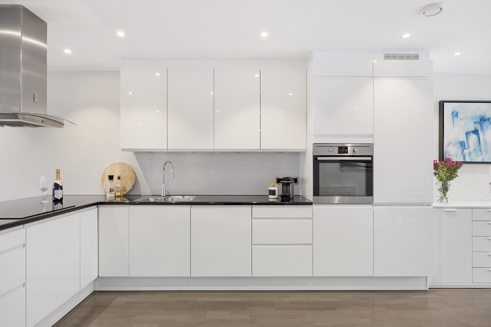 Her finner du integrerte hvitevarer som stekeovn, mikrobølgeovn, platetopp, oppvaskmaskin samt kjøleskap med frysedel. Galleribilde