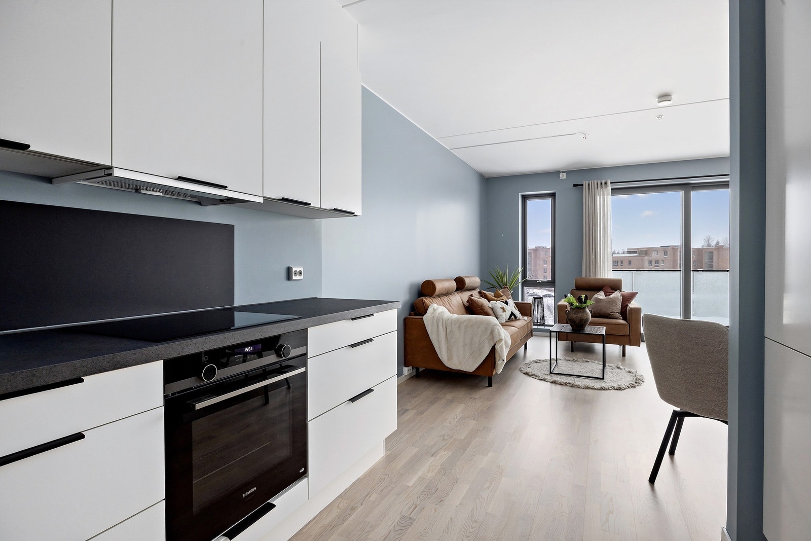 Kjøkkenet er utstyrt med integrert oppvaskmaskin, platetopp, stekeovn og kombiskap kjøl/frys Galleribilde