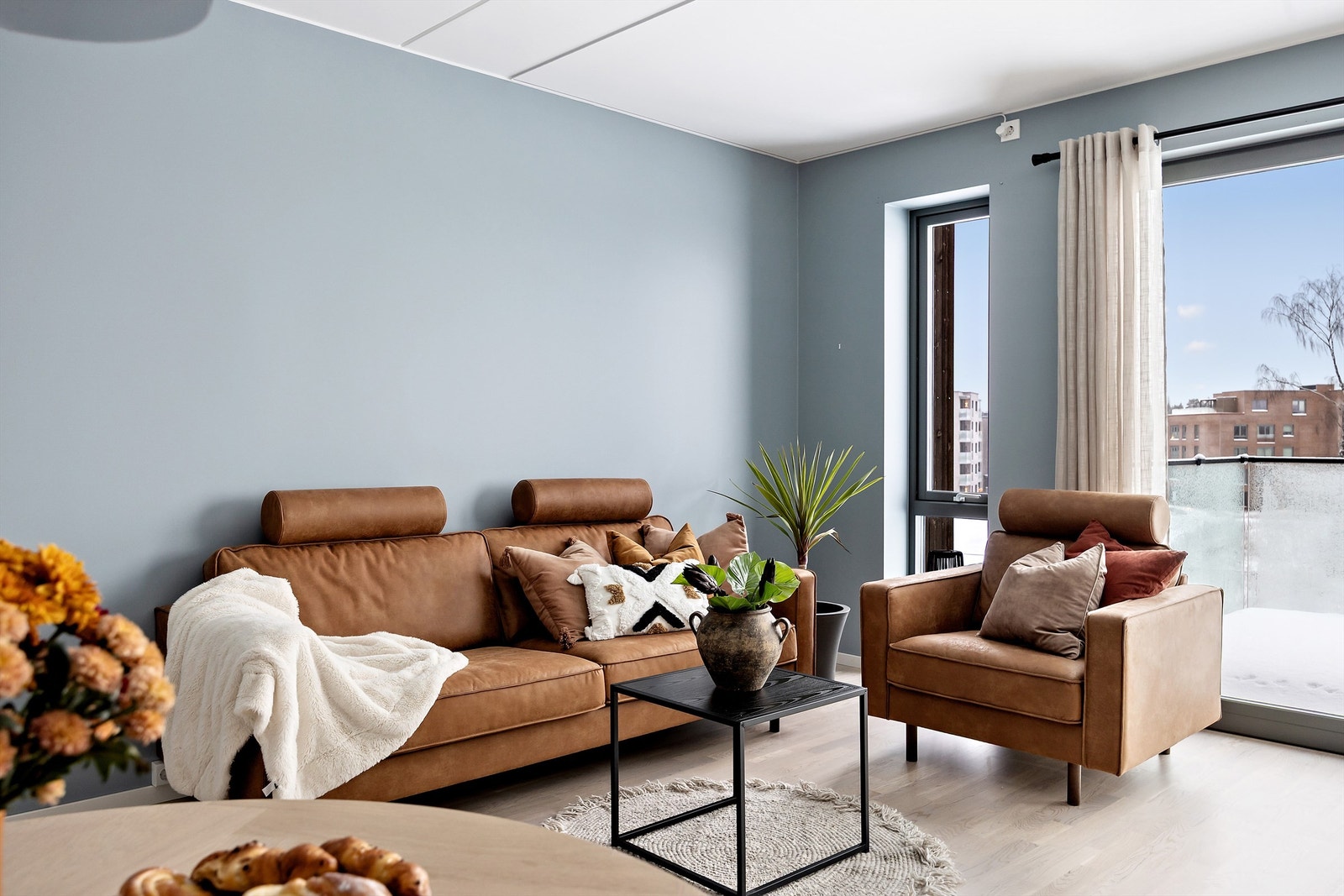 Leiligheten er malt i stilrene farger og har gulv med 3-stavs eikeparkett Galleribilde