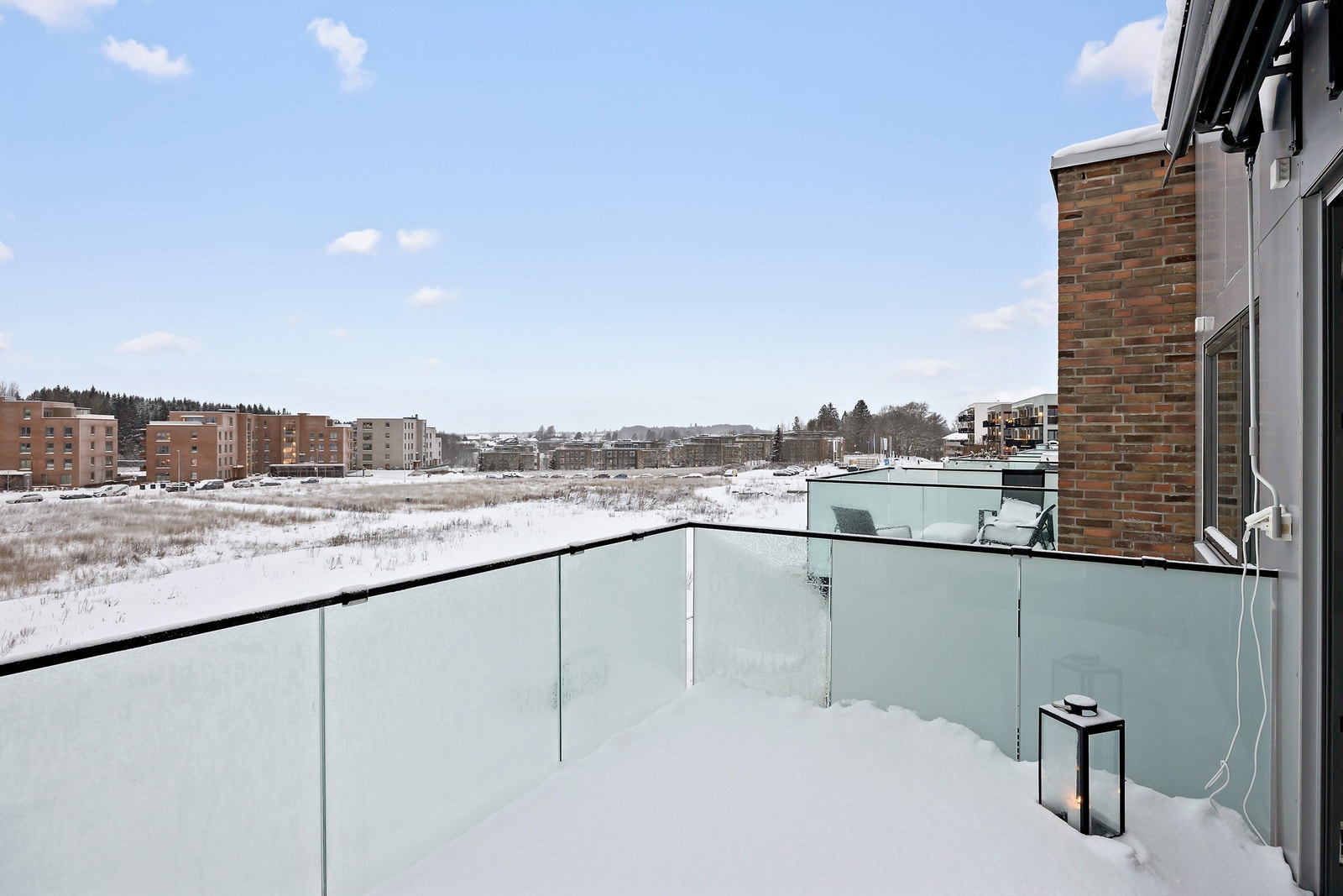 Verandaen er på ca. 8 kvm. og har god plass til møblering og grill Galleribilde