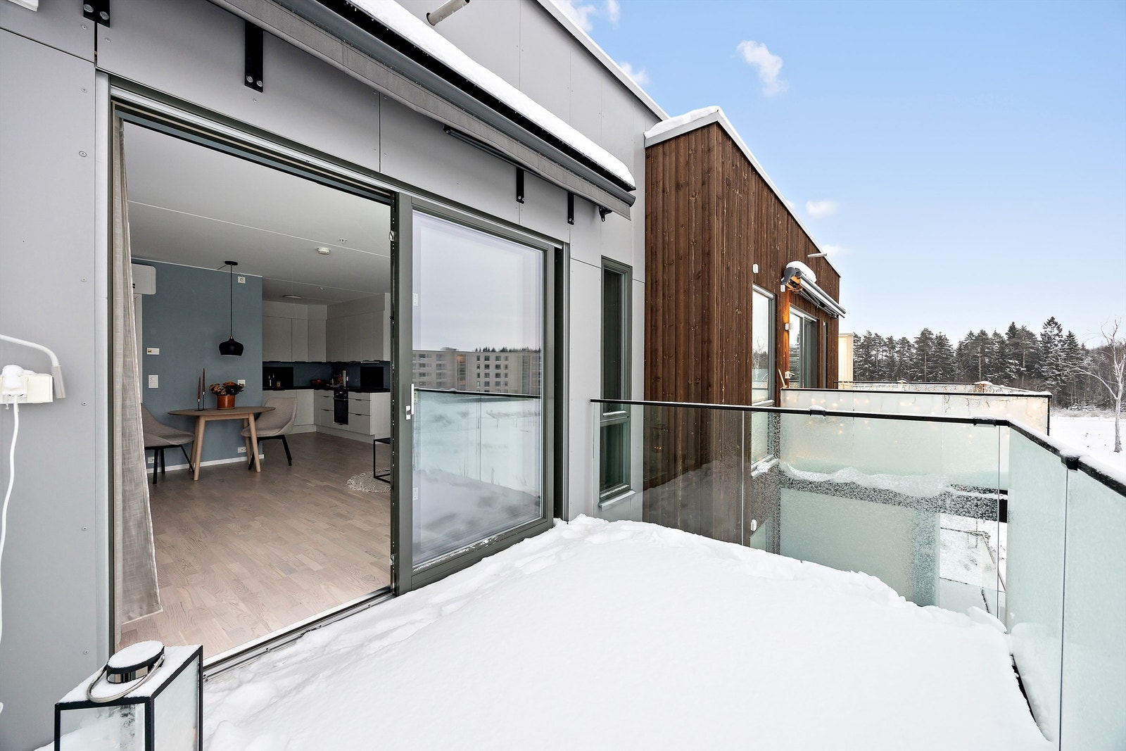 Fra stuen er det utgang til sydvestvendt veranda Galleribilde