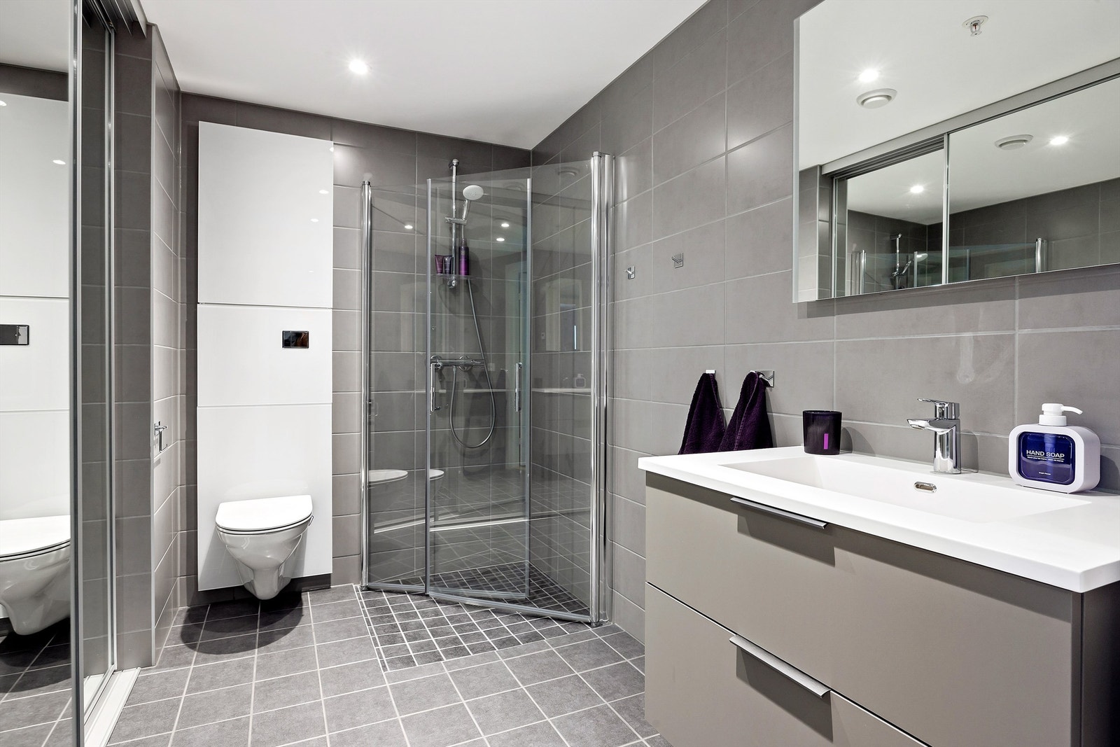 Delikat flislagt bad med senket dusjnisje og tilhørende tettesjikt for trygg vanntetting Galleribilde