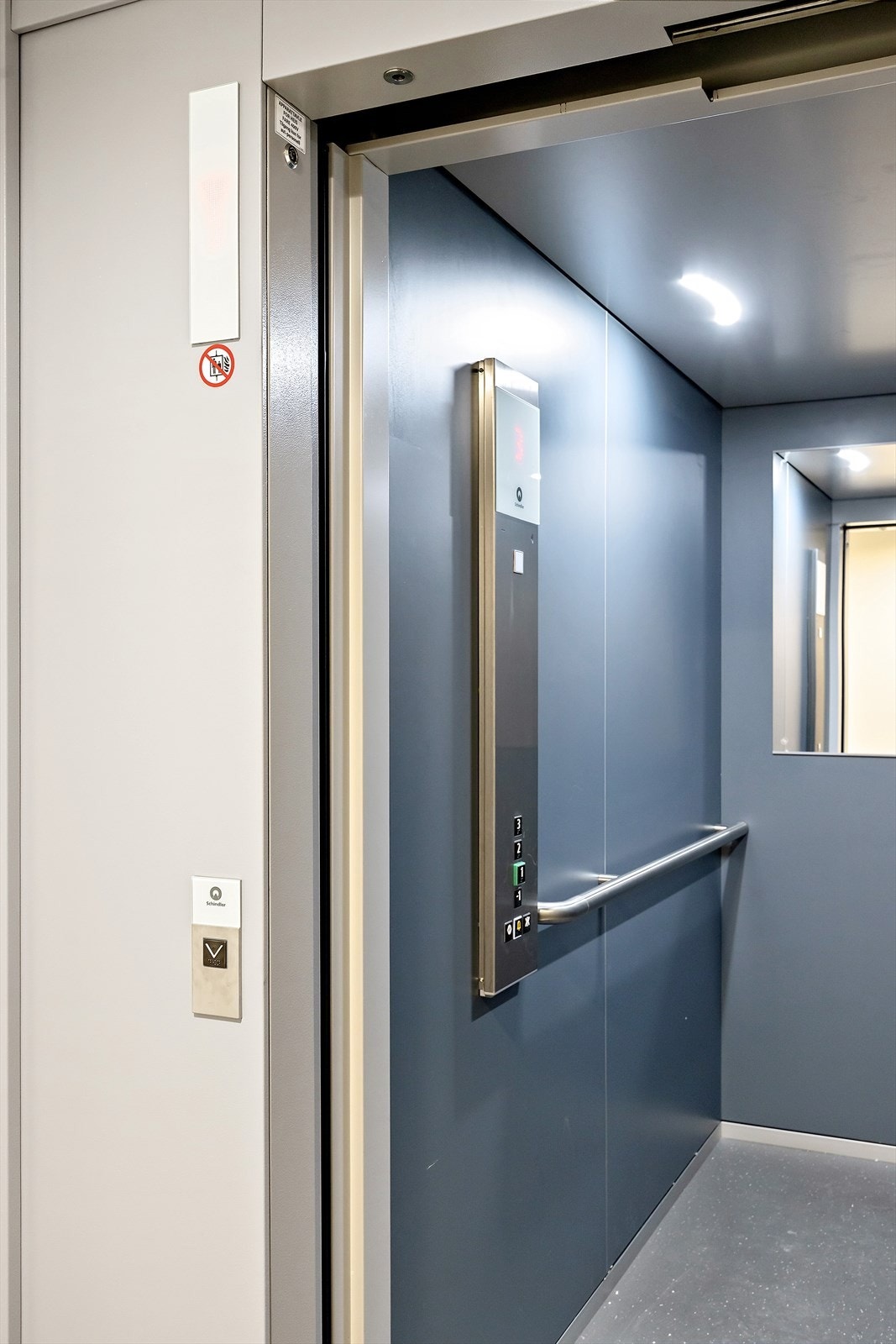 Det er heis ved inngangsdøren som går opp til leiligheten og ned til garasjeanlegget Galleribilde