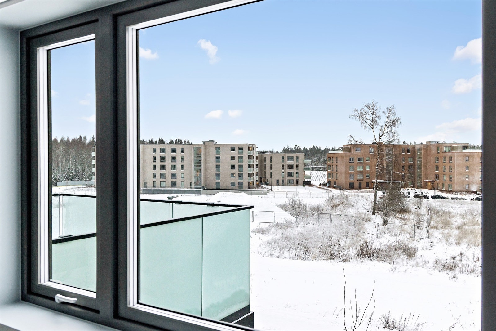 Store vinduer slipper inn rikelig med naturlig lys Galleribilde