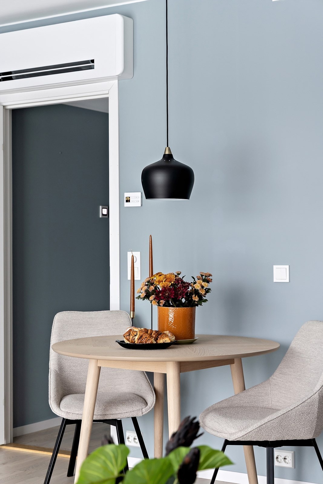 Spisebord og stoler kan plasseres i praktisk tilknytning til kjøkkenet Galleribilde