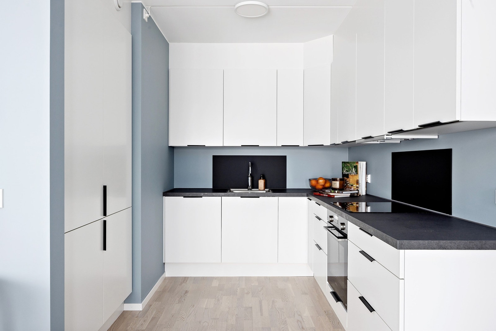 Kjøkkenet er funksjonelt, godt tilpasset hverdagsbehov, har rikelig med skapplass og moderne løsninger Galleribilde