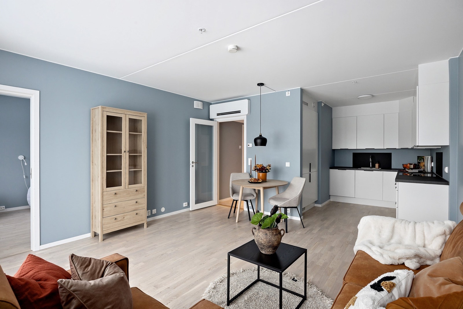 Kjøkken og stue er i en åpen romslig løsning Galleribilde