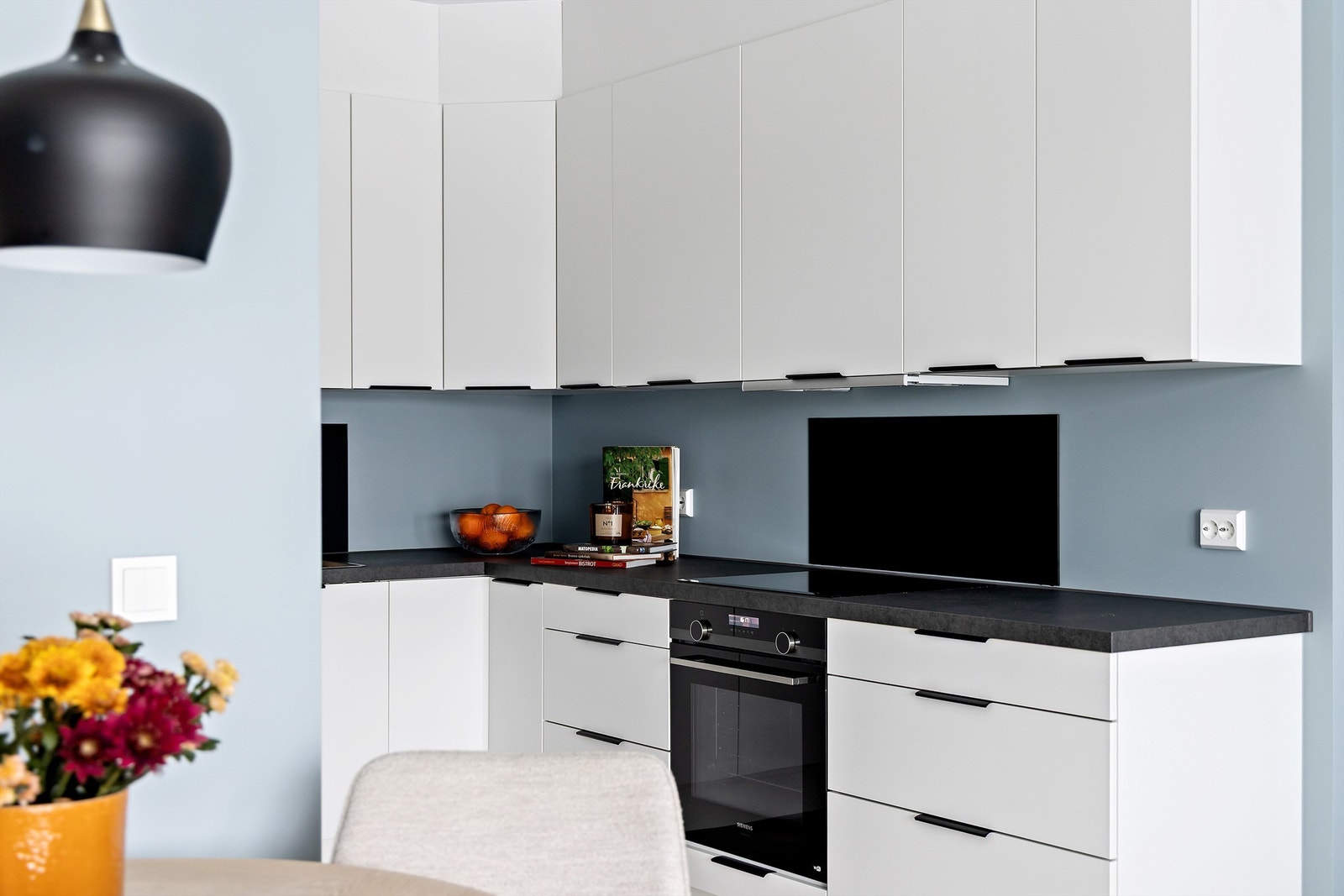 Kjøkkenet er av merket HTH og innredningen har slette fronter med laminat benkeplate Galleribilde