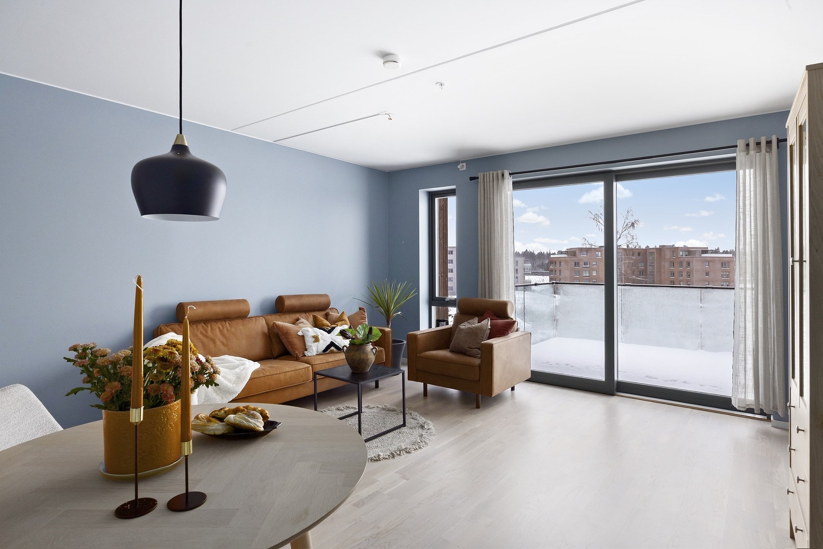 Stuen kan enkelt innredes med ulike stuemøbler Galleribilde