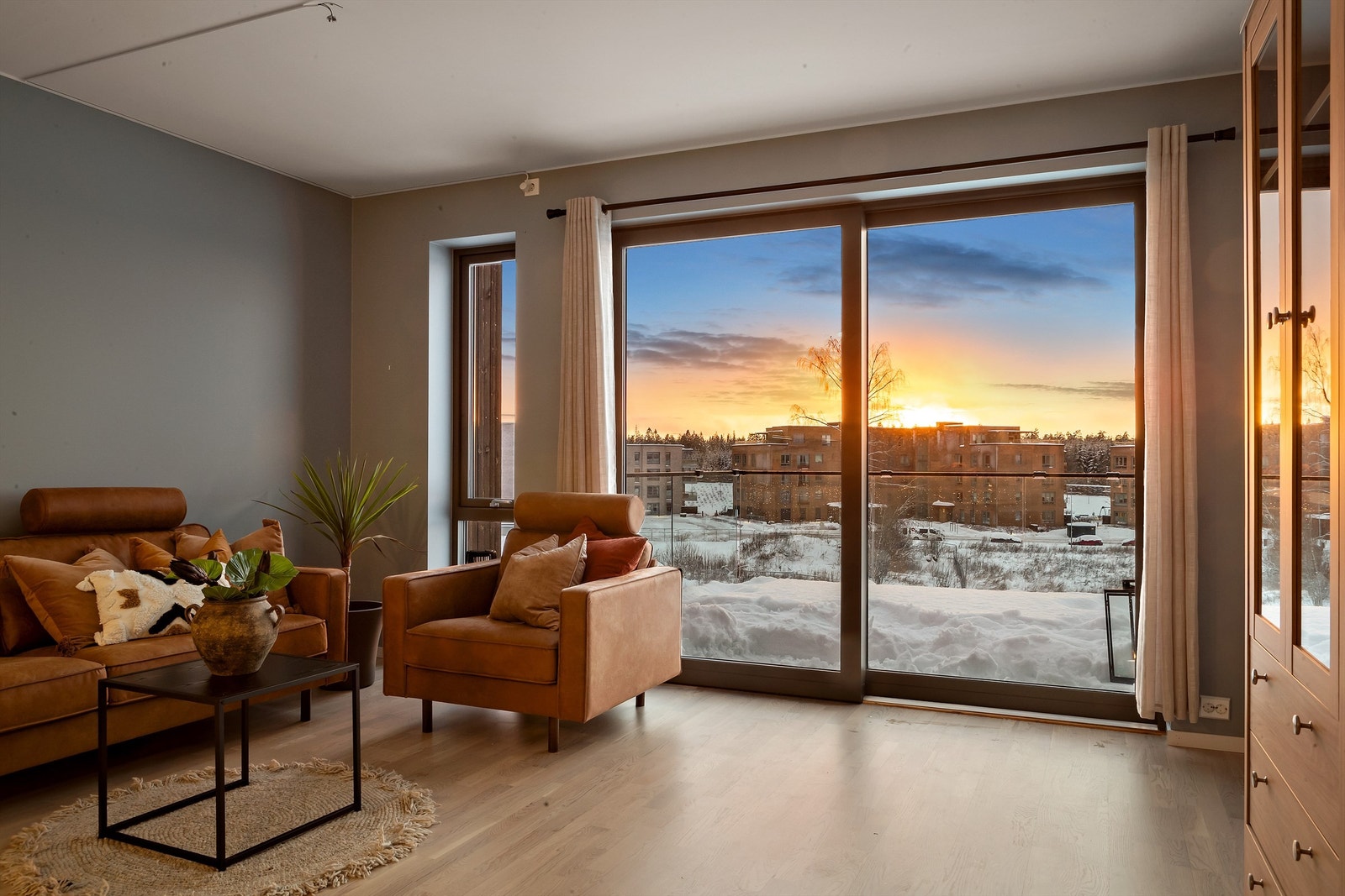 Her bor du i en nyere og flott 2-roms leilighet i toppetasje, med heis rett ned til felles garasjeanlegg Galleribilde