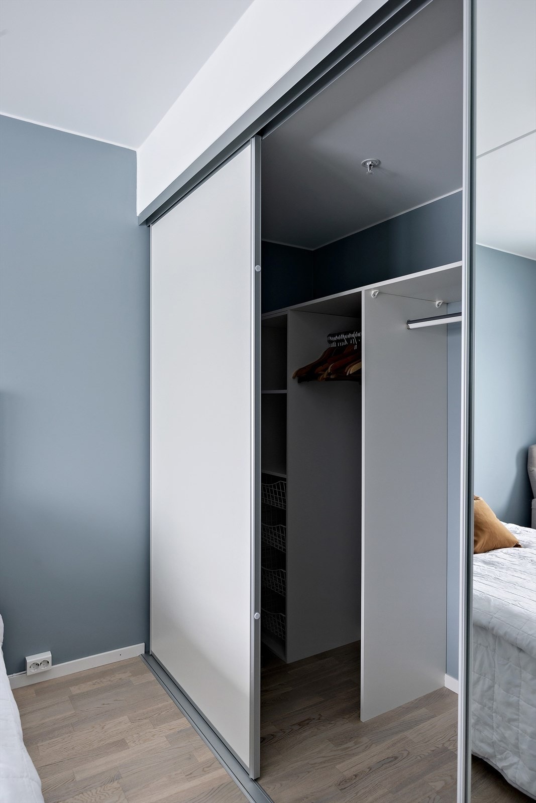 Soverommet kan innredes med dobbeltseng, nattbord og skrivebord Galleribilde