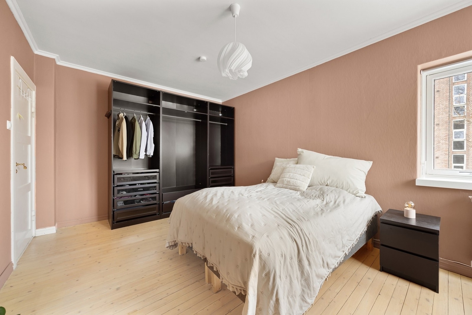 Den gode takhøyden følger også på soverommet som bidrar til å gi en svært luftig følelse. Stort garderobeskap medfølger. Galleribilde